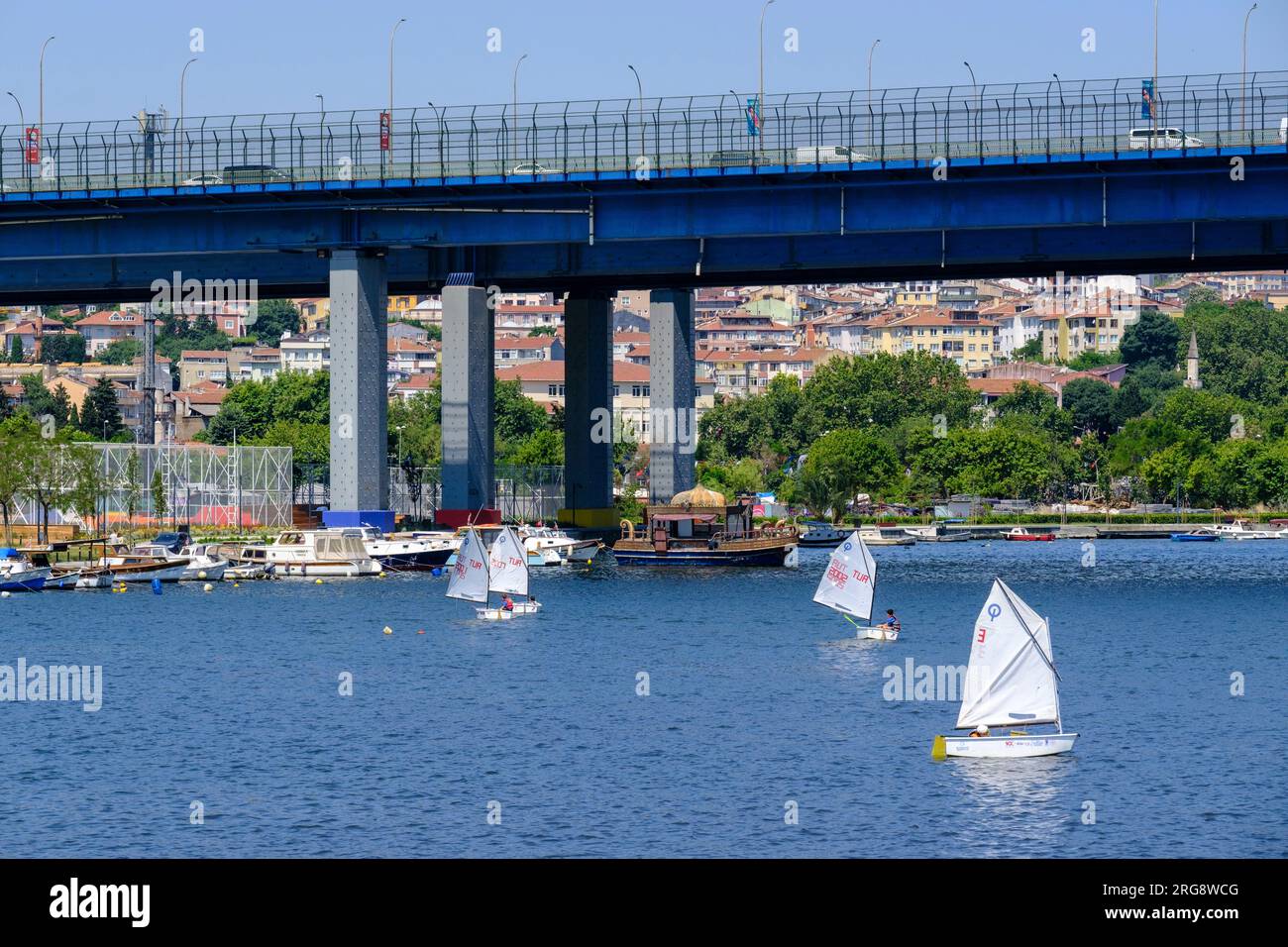 Istanbul, Turchia, Türkiye. Barche a vela sotto il Golden Horn Bridge. Foto Stock