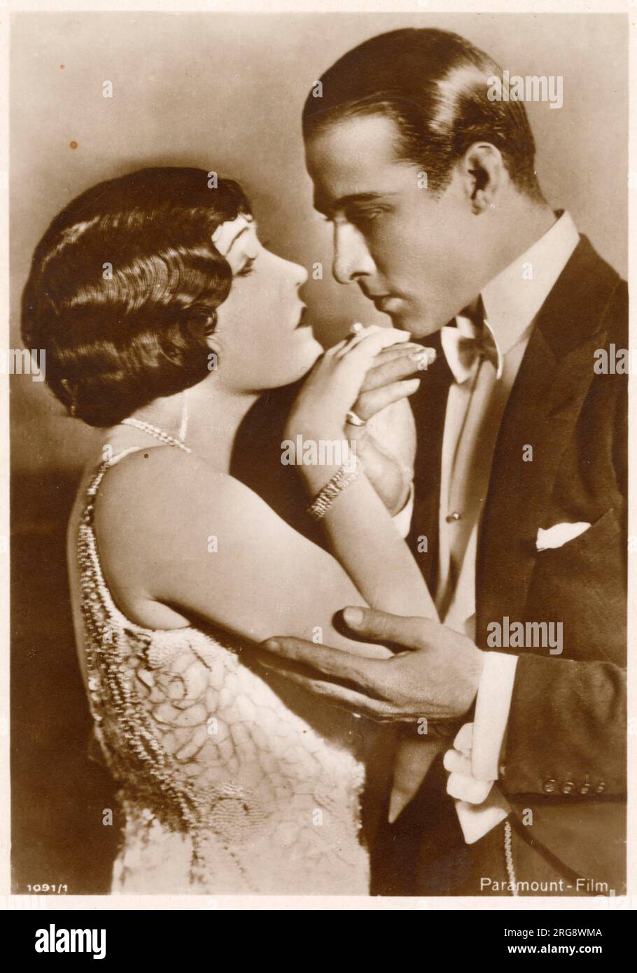 RUDOLPH VALENTINO (1895 - 1926), film romantico italo-americano idol con Gloria Swanson, in Beyond the Rocks, un film muto romantico. Foto Stock