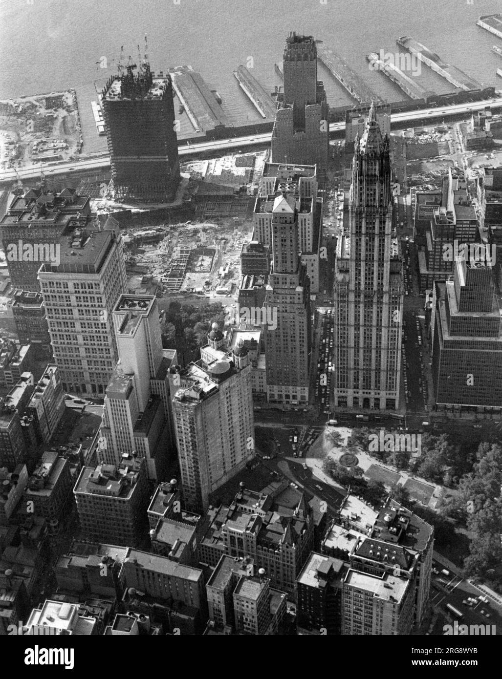 Centro di Manhattan fotografato da un elicottero, mostrando il sito del World Trade Center e la prima delle torri gemelle in costruzione (in alto a sinistra) Foto Stock