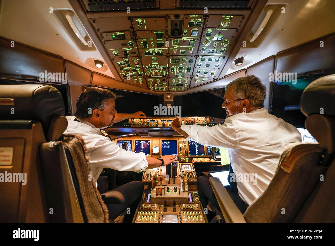 PILOTI DI AEREI IN CABINA DI PILOTAGGIO DI UN AEREO BOEING 777-300 Foto Stock