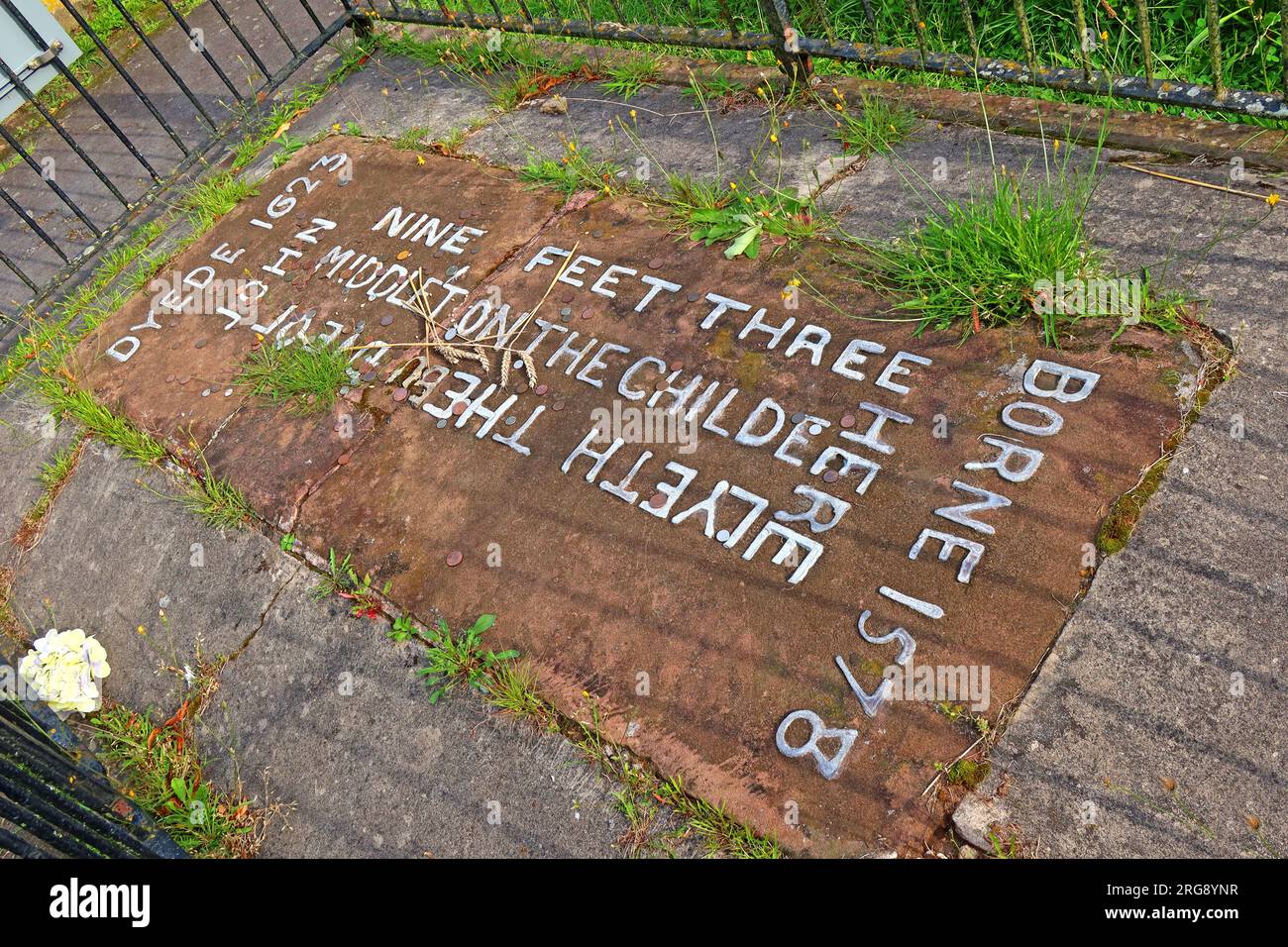 Il Childe di Hale St Marys grave dyede 1623 un gigante alto 9 metri, alto 3 centimetri, Hale Village, Halton , Merseyside, INGHILTERRA, REGNO UNITO, L24 4WB Foto Stock