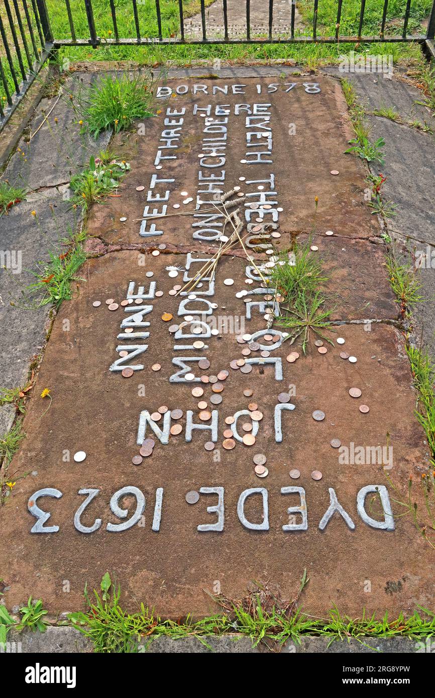 Il Childe di Hale St Marys grave dyede 1623 un gigante alto 9 metri, alto 3 centimetri, Hale Village, Halton , Merseyside, INGHILTERRA, REGNO UNITO, L24 4WB Foto Stock