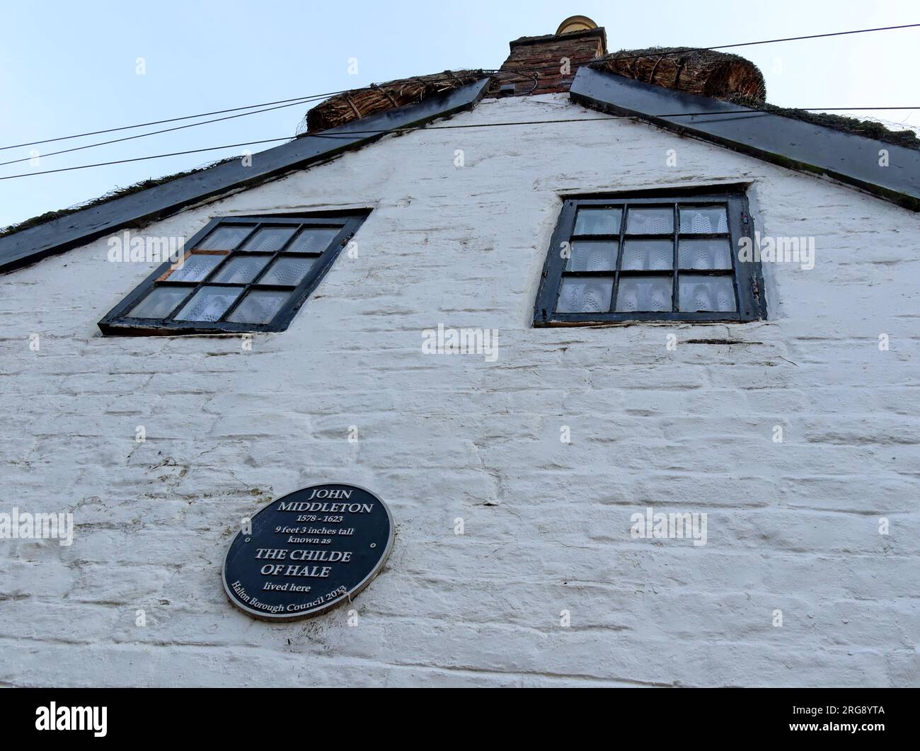 Il Childe of Hale cottage un gigante alto 9 metri, 3 pollici, villaggio di Hale, Halton , Merseyside, INGHILTERRA, REGNO UNITO, L24 4WB Foto Stock