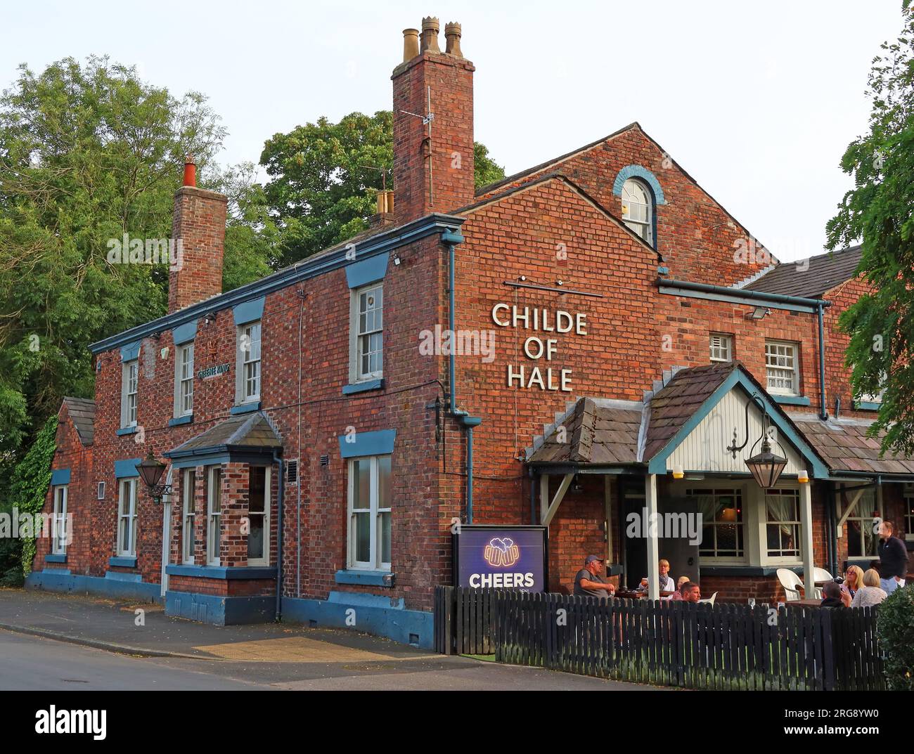Il pub Childe of Hale che prende il nome da un gigante alto 9 metri, alto 3 centimetri, il villaggio di Hale, Halton, Merseyside, INGHILTERRA, REGNO UNITO, L24 4WB Foto Stock