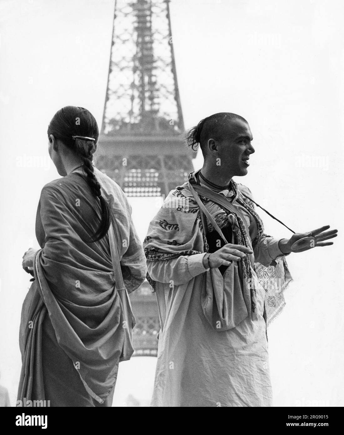 Due membri della Radha Krishna Sect, vicino alla Torre Eiffel, Parigi, Francia. Foto Stock