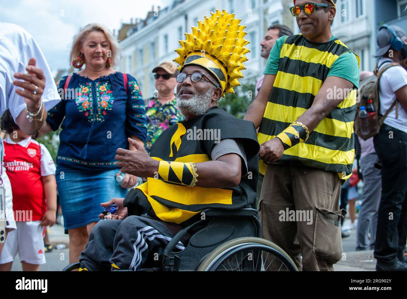 Carnevale di Notting Hill, festività di agosto, con balli, tamburi, costumi luminosi e case protette Foto Stock