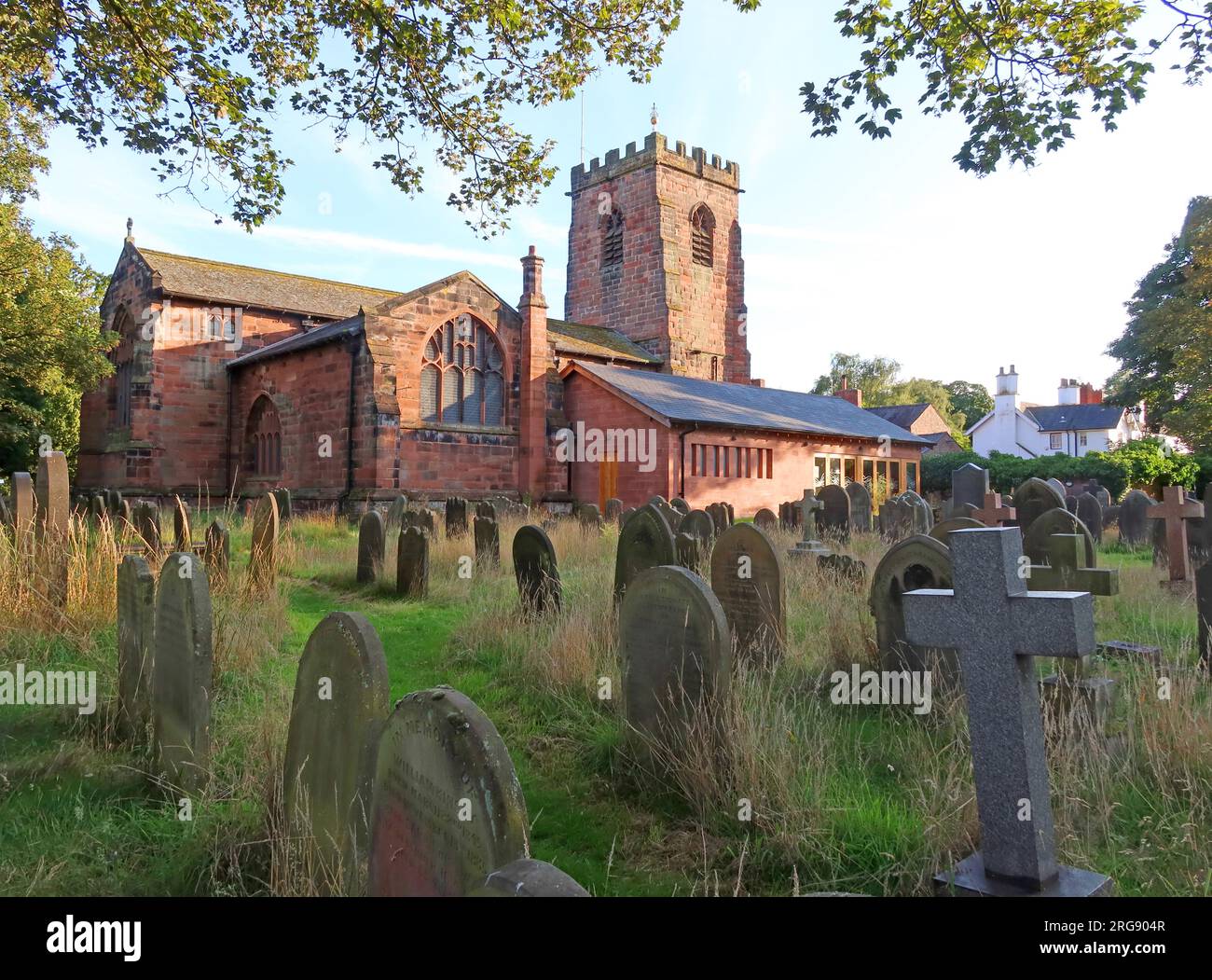 Cimitero sovradimensionato della chiesa parrocchiale storica di St Wilfrids la sera, Church Lane, Grappenhall Village, Warrington, Cheshire, Inghilterra, WA4 3EP Foto Stock