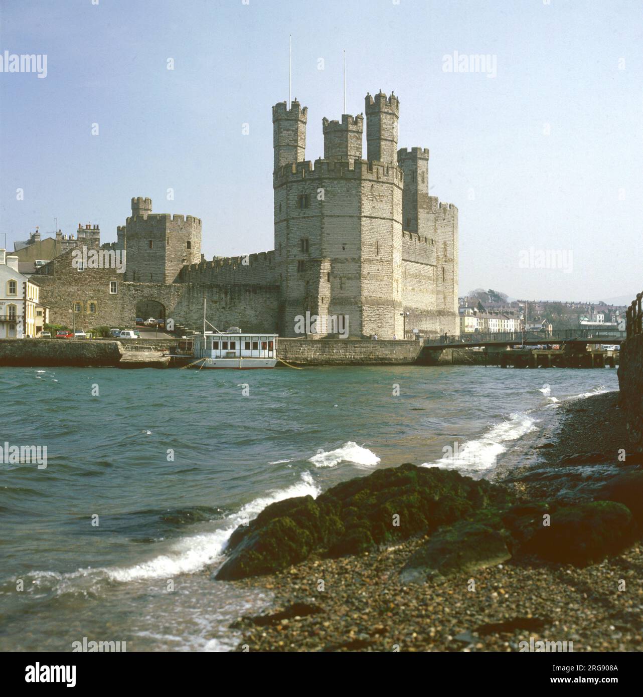 Caernarvon (Caernarfon) Castle, Gwynedd, Galles, fu costruito dal re inglese Edoardo i intorno al 1283, sul sito di una fortezza romana e Norman motte. Foto Stock