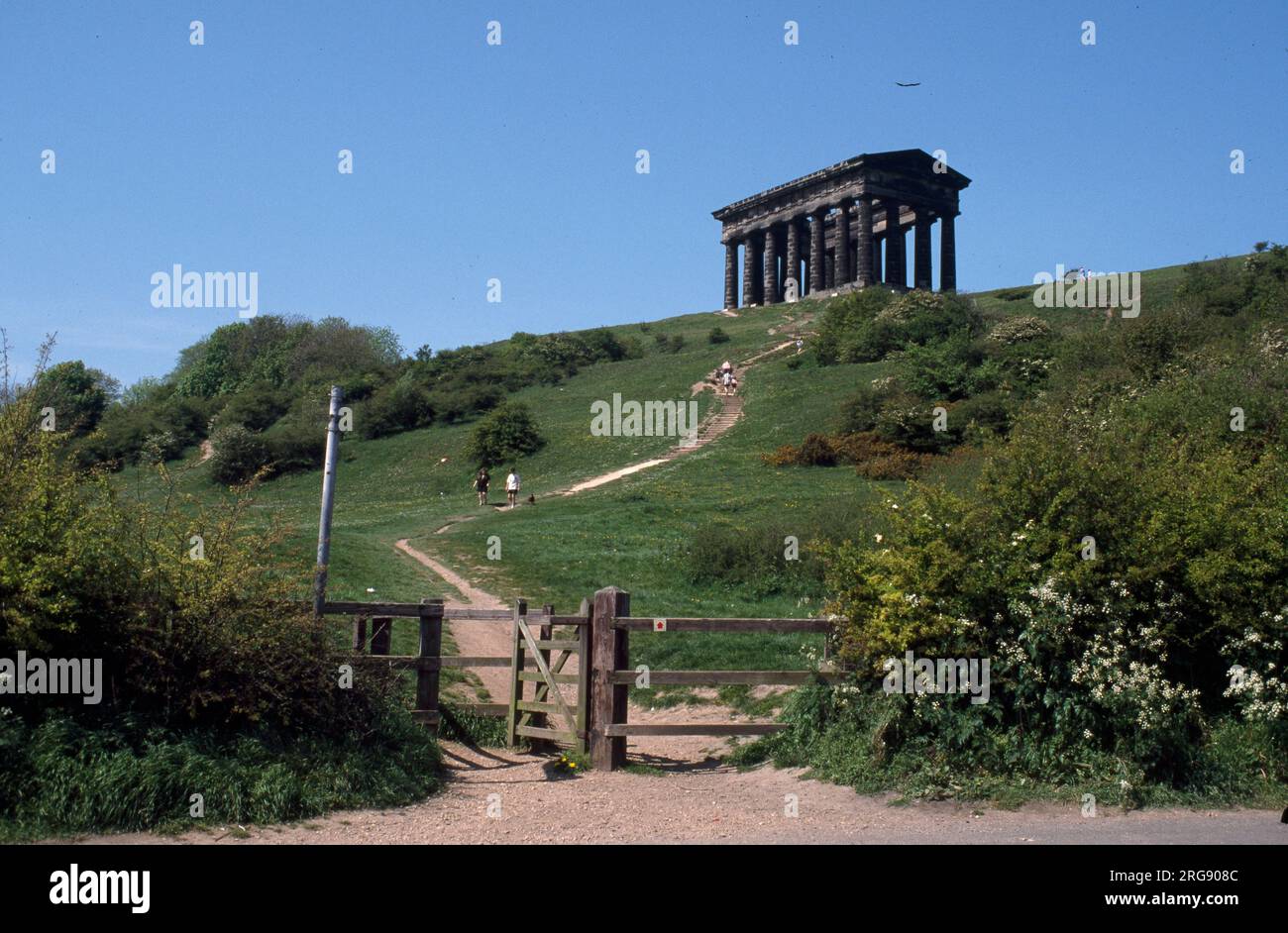 Il Penshaw Monument, vicino a Sunderland, Tyne and Wear, in Inghilterra, fu progettato da John e Benjamin Green ed è dedicato a John George Lambton, i conte di Durham. Costruito nel 1844. Foto scattata nel 2004. Foto Stock