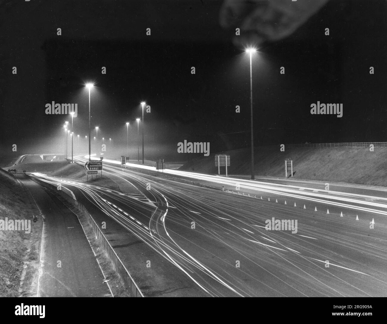 Una scena notturna sull'autostrada M4, vicino al ponte Severn, Gloucestershire, Inghilterra. Foto Stock