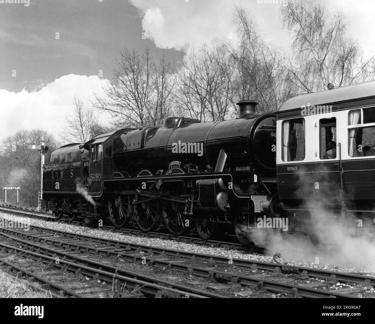 Una locomotiva a vapore invertita che scava le sue carrozze alla stazione di Highley, Severn Valley Railway, che ancora gestisce treni turistici dal Worcestershire allo Shropshire, in Inghilterra. Foto Stock