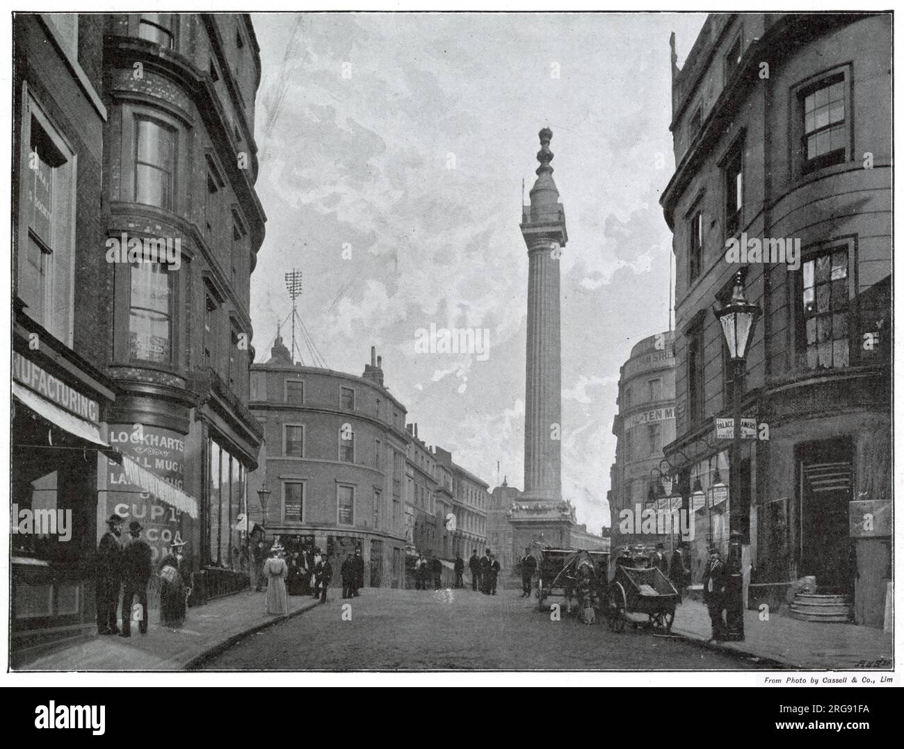 Monumento che si innalza sopra gli altri edifici, progettato da Sir Christopher Wren. Foto Stock