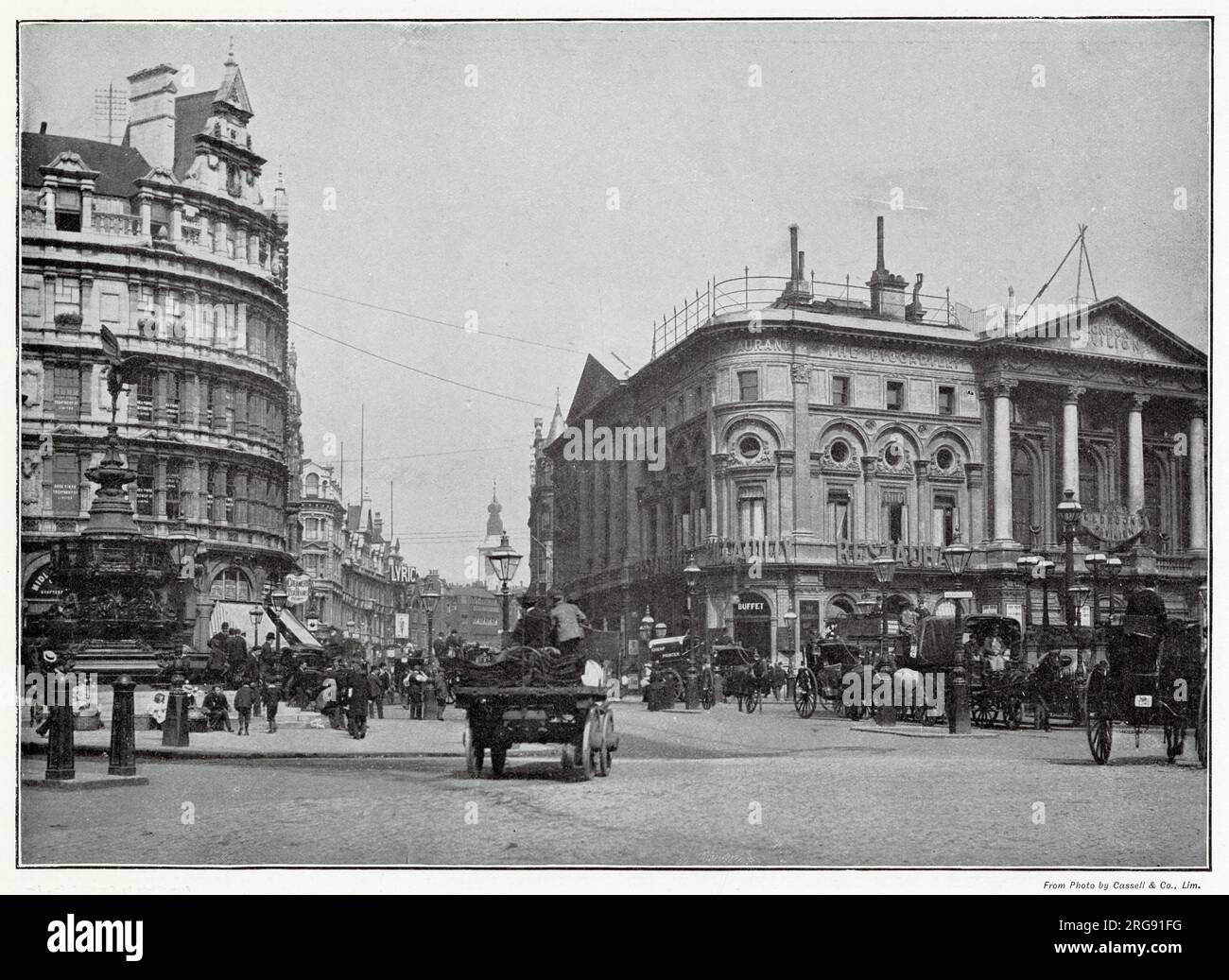 Fotografia scattata da Piccadilly Circus verso Shaftesbury Avenue, che mostra l'angolo del London Pavilion e all'estrema sinistra della Shaftesbury Memorial Fountain, popolarmente conosciuta come "Eros" Foto Stock