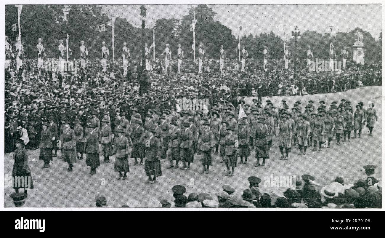 Celebrazioni della Festa della pace, per celebrare la fine della prima guerra mondiale. Fotografia che mostra in berretto il Lincoln Green, rappresentanti del Women's Forage Corps (WFC). Foto Stock