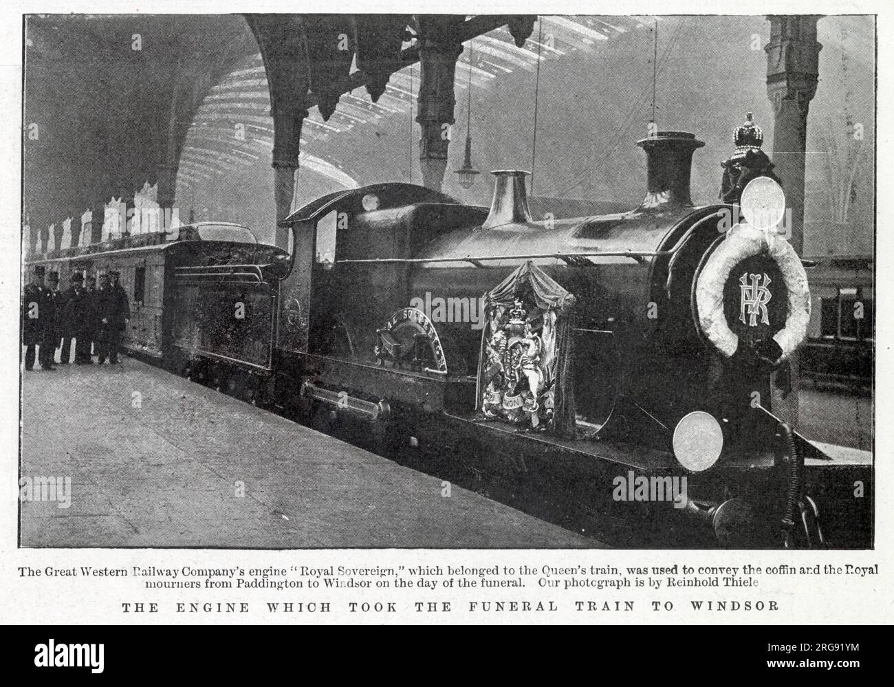 Il motore della Great Western Railway Company, "Royal Sovereign", che apparteneva al treno della regina Vittoria, fu utilizzato per trasportare la bara e i lutto reali il giorno del funerale. Partenza da Paddington per il Mausoleo di Frogmore a Windsor, Great Park, per essere sepolto accanto al Principe Alberto. Foto Stock