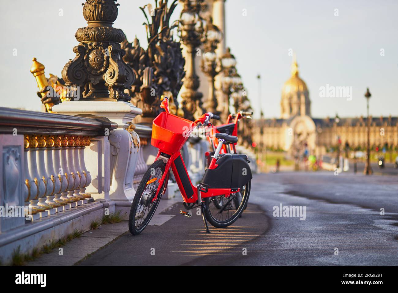 Noleggio biciclette sul ponte Alexandre III e sulla cattedrale di Invalides. Strade vuote di Parigi senza i turisti che spacciano l'epidemia di coronavirus. Impatto del CO Foto Stock