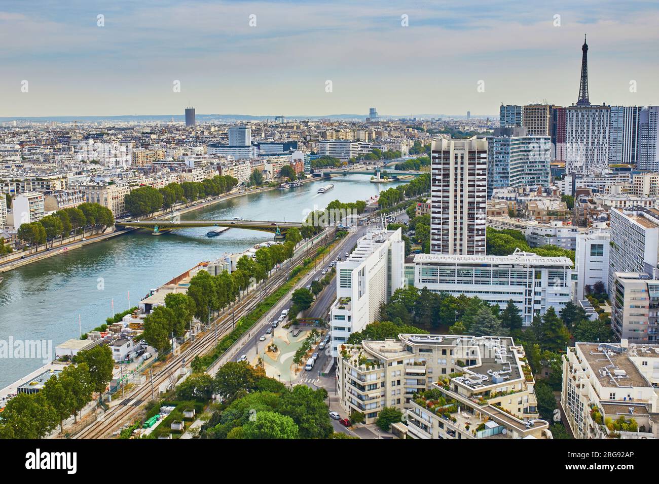Vista aerea del 15° arrondissement di Parigi con edifici residenziali, fiume Senna e Torre Eiffel, Francia Foto Stock