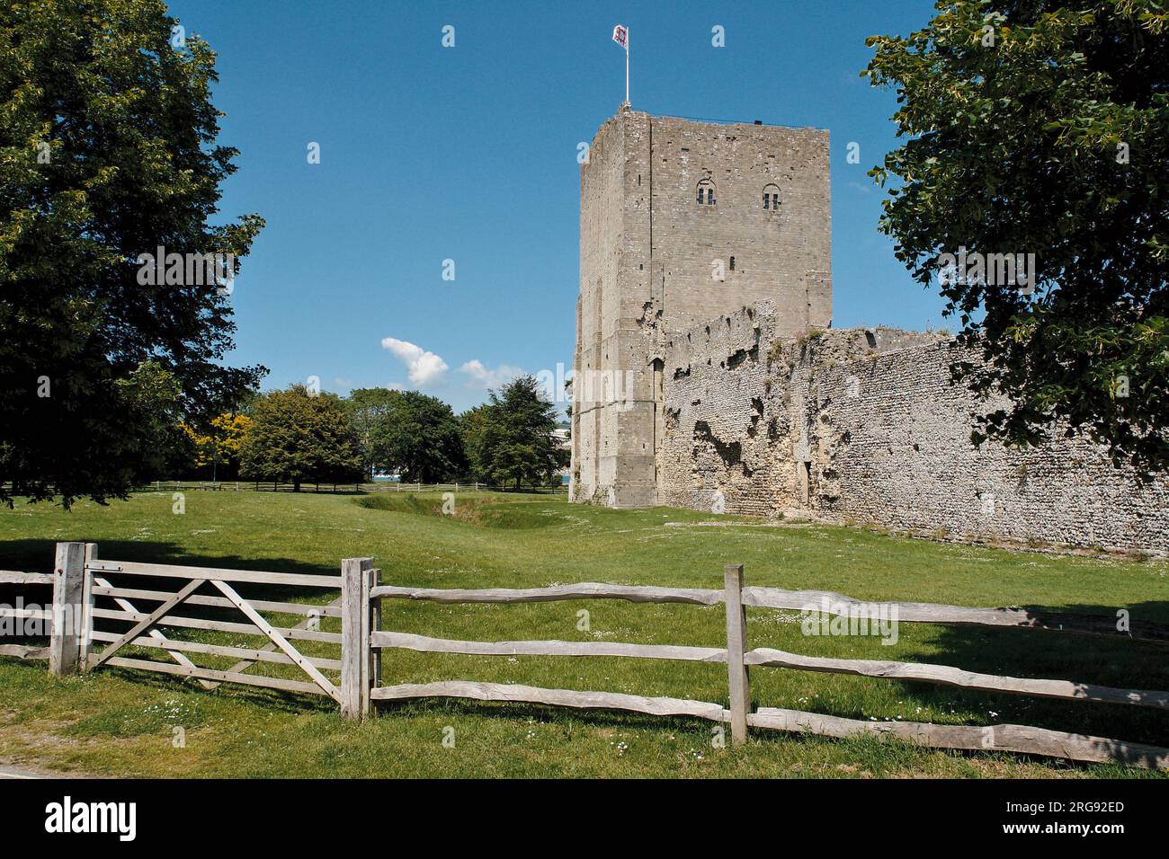 Vista del castello di Portchester, vicino a Portsmouth, Hampshire. Costruito come forte romano alla fine del III secolo, divenne un castello normanno nel XII secolo, Riccardo II ne trasformò parte in un palazzo nel 1396, e Enrico V partì da qui nel 1415. Foto Stock