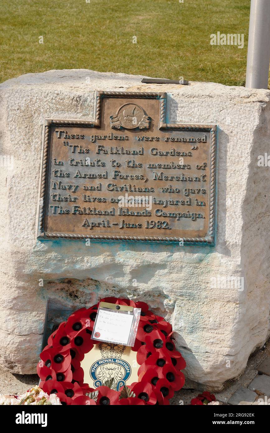 La targa commemorativa nei Falkland Gardens a Gosport, Hampshire, in memoria di coloro che morirono o rimasero feriti durante la campagna del 1982. Foto Stock