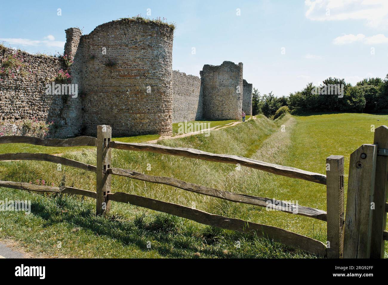 Parte delle mura del castello di Portchester, vicino a Portsmouth, Hampshire. Costruito come forte romano alla fine del III secolo, divenne un castello normanno nel XII secolo, Riccardo II ne trasformò parte in un palazzo nel 1396, e Enrico V partì da qui nel 1415. Foto Stock