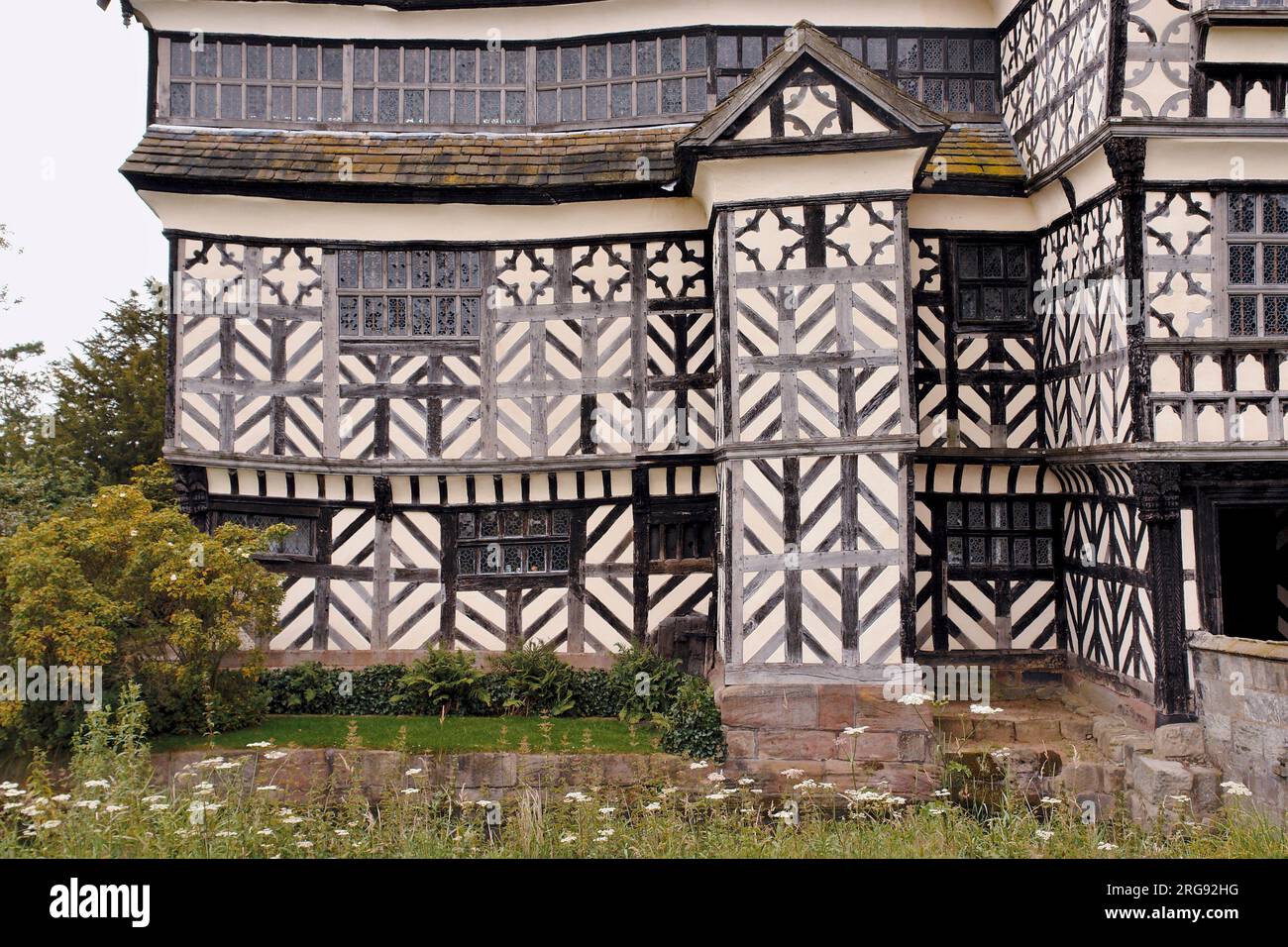 Una vista ravvicinata di Little Moreton Hall, vicino a Congleton nel Cheshire, una casa padronale in legno del XV secolo. E' un edificio classificato di primo grado, aperto al pubblico per una parte dell'anno e popolare come location cinematografica e televisiva. Foto Stock