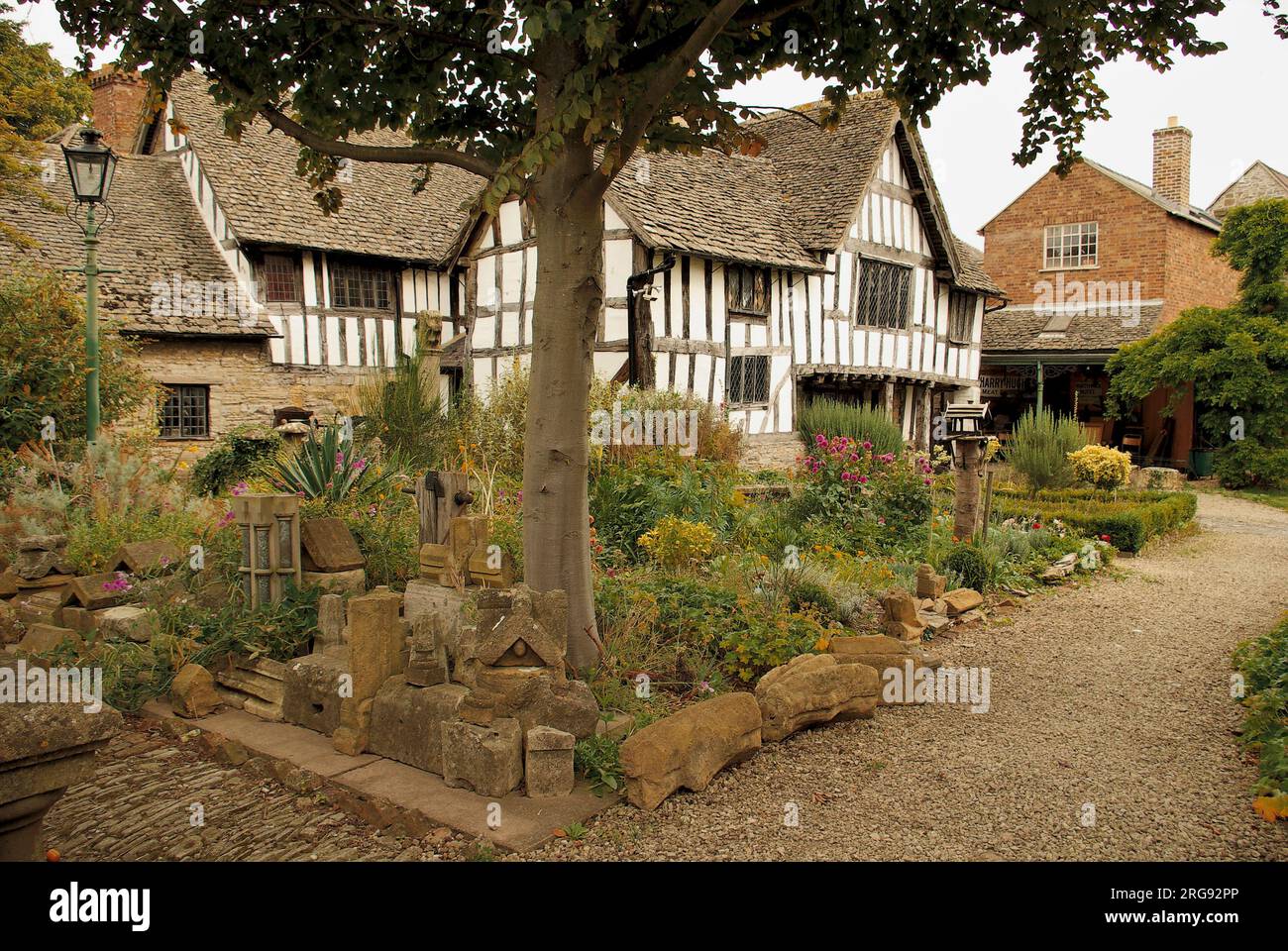 Almonry, Evesham, Worcestershire, vista su un giardino in stile Rocky. L'edificio del XIV secolo era una volta sede dell'Almonero dell'Abbazia benedettina, fondata a Evesham nell'VIII secolo. Dal 1957 l'Almonry è un museo e centro culturale. Foto Stock