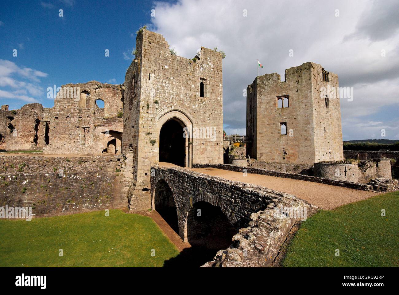 Raglan Castle vicino a Raglan, Gwent, una fortezza militare costruita nel Medioevo per difendere il confine gallese contro gli inglesi. Divenne una rovina durante la guerra civile inglese. Negli ultimi anni è stato popolare come location cinematografica e televisiva. Foto Stock