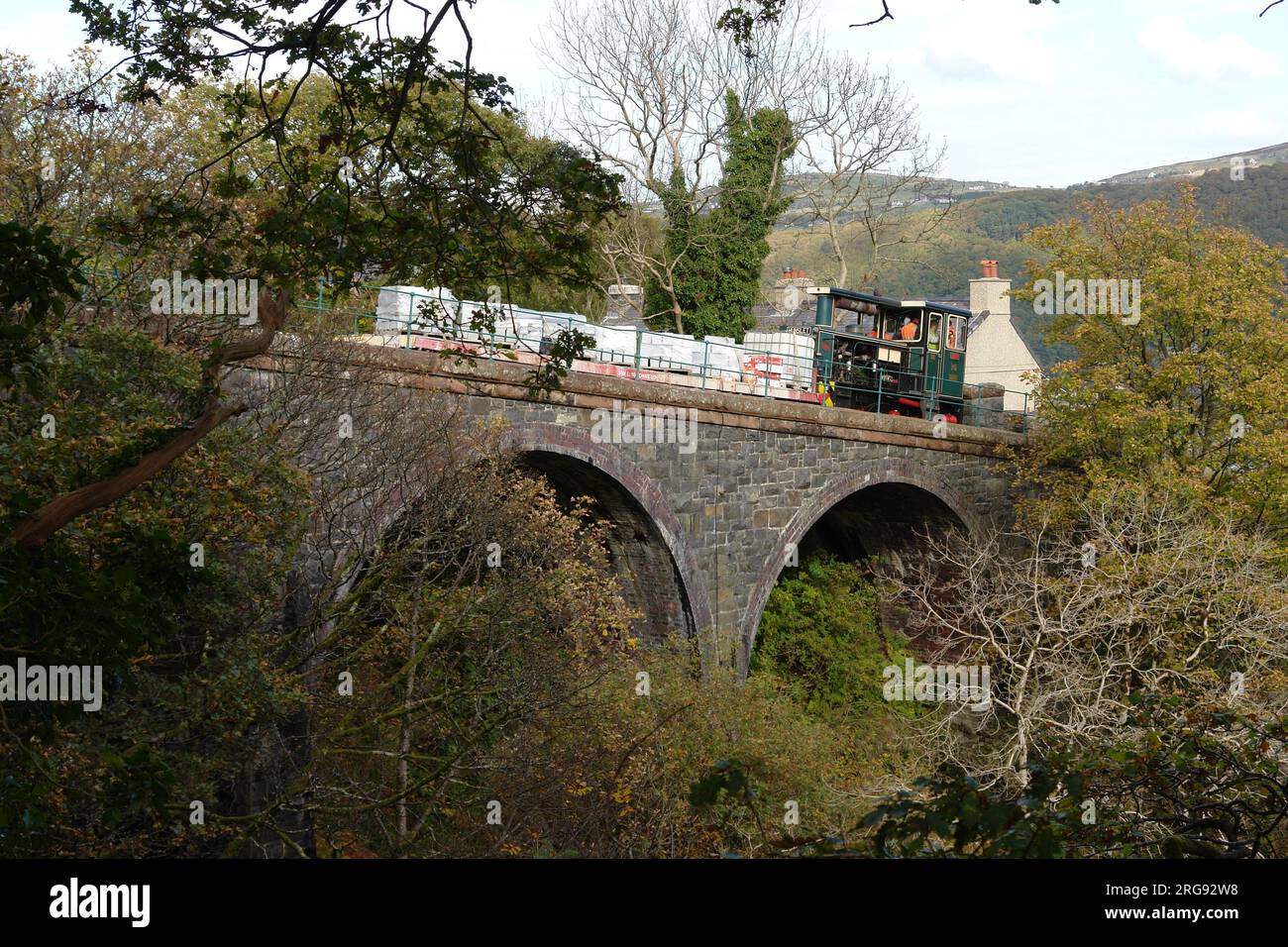 Vista della Snowdon Mountain Railway che attraversa un ponte a Waterfall Halt appena sopra la città di Llanberis nel Gwynedd, Galles del Nord. Dalla stazione di Llanberis il treno passa per la cascata e inizia la ripida salita fino alla cima di Snowdon. Foto Stock