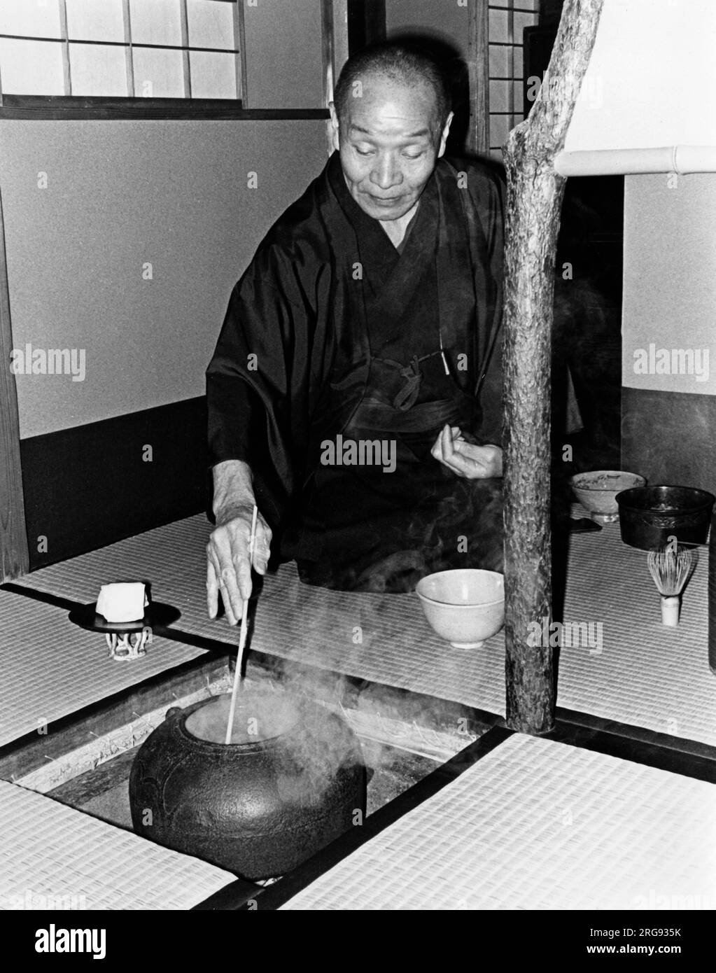 Kyutaro Moriyama, Maestro del tè che insegna la cerimonia del tè ad Hikawa, vicino Matsue, Giappone. Foto Stock