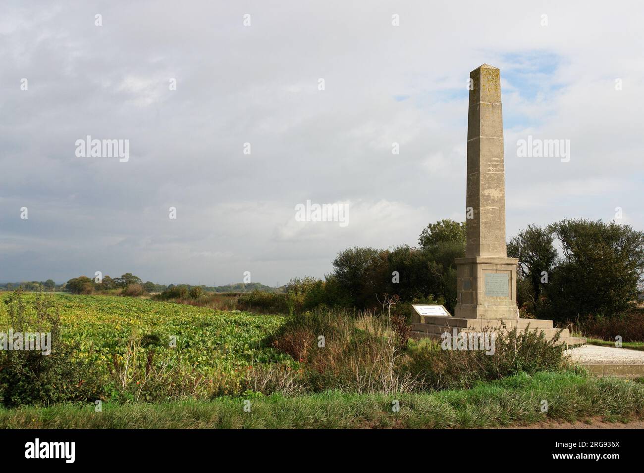 Obelisco commemorativo della battaglia di Marston Moor (2 luglio 1644) durante la guerra civile inglese, nei pressi di Long Marston, North Yorkshire. Foto Stock
