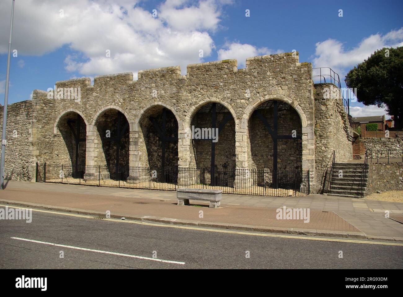 Antiche mura della città con archi arrotondati vicino alla casa di un mercante a Westgate, Southampton, Hampshire. Foto Stock