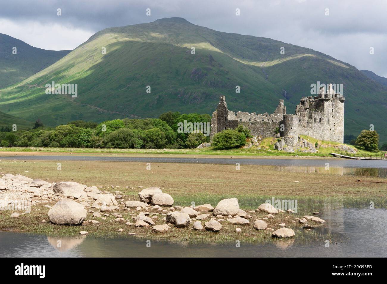 Vista del letto del fiume, del fiume Orchy e del castello di Kilchurn, Argyll, nelle Highlands occidentali della Scozia. Foto Stock