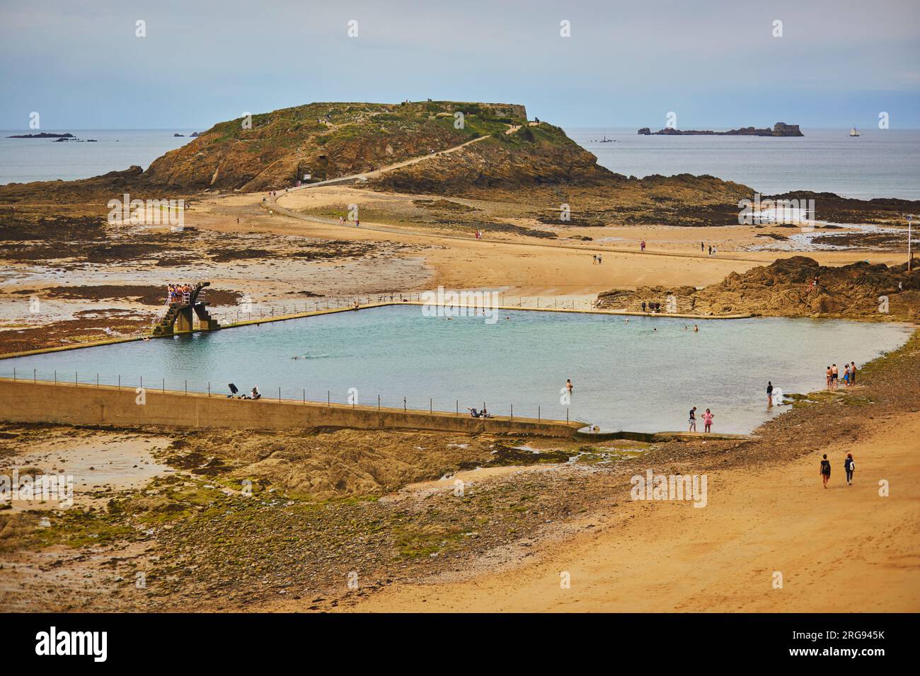 Famosa spiaggia con piscina di acqua di mare Bon-Secours a Saint-Malo, Bretagna, Francia Foto Stock