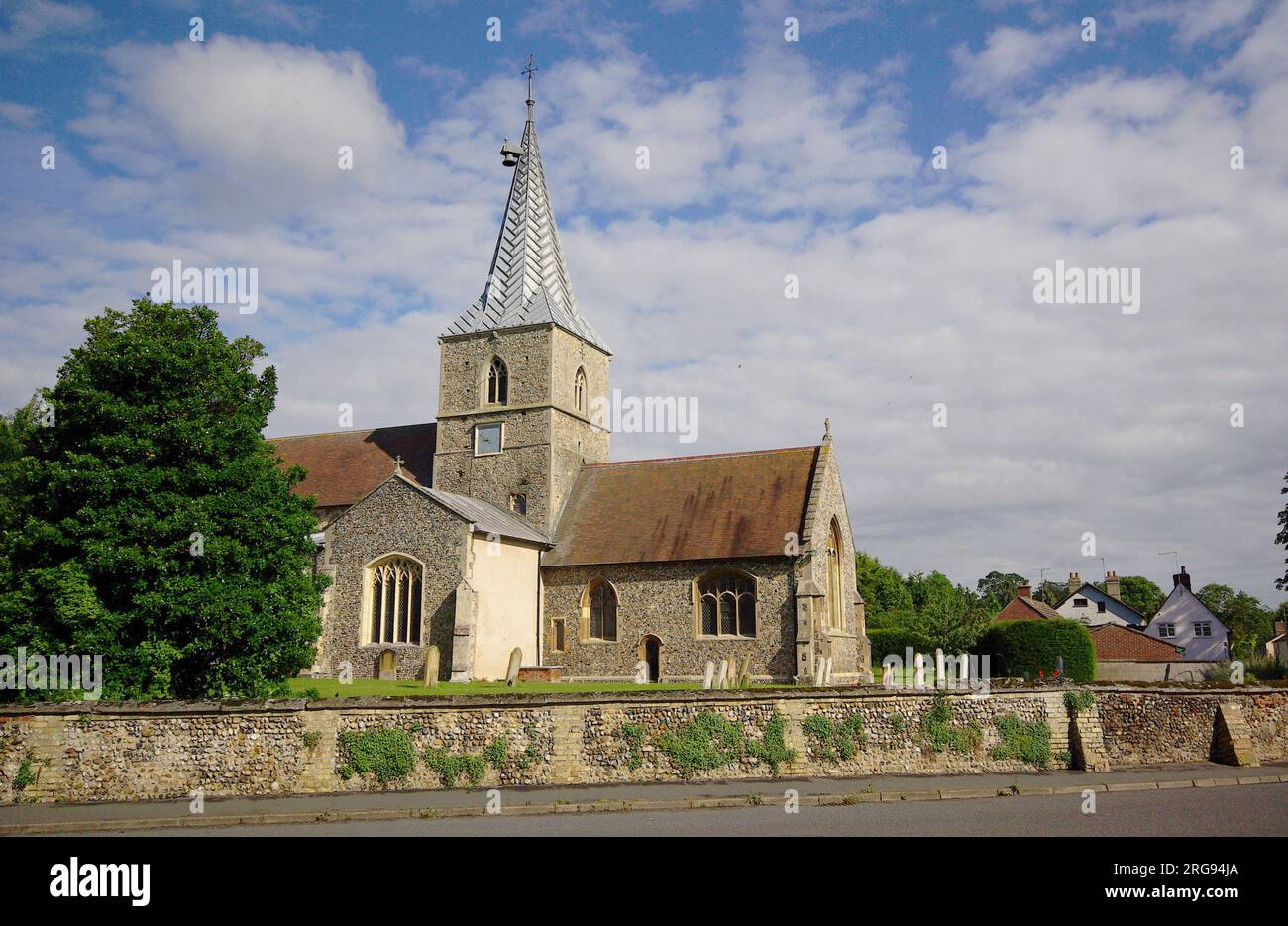 Chiesa parrocchiale di Santa Maria Maddalena, Ickleton, Cambridgeshire, risalente all'XI o all'inizio del XII secolo. Vicino alla sommità della guglia c'è una campana Tudor Sanctus. Foto Stock