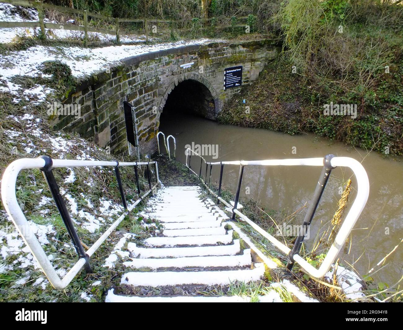 Squires Bridge, Monmouthshire e Brecon Canal, Galles del Sud, durante un periodo di inondazioni nel febbraio 2013. Foto Stock