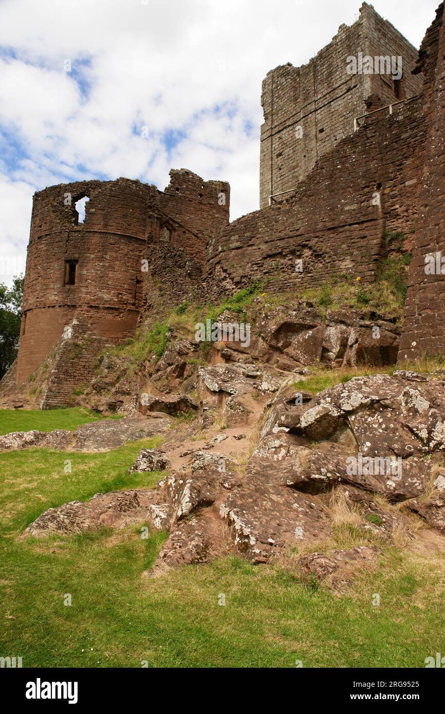 Vista del Castello di Goodrich, vicino a Ross on Wye, Herefordshire. L'edificio fu iniziato alla fine dell'XI secolo dal thegn (thane) Godric, con aggiunte successive. Sorge su una collina vicino al fiume Wye ed è aperto al pubblico. Foto Stock