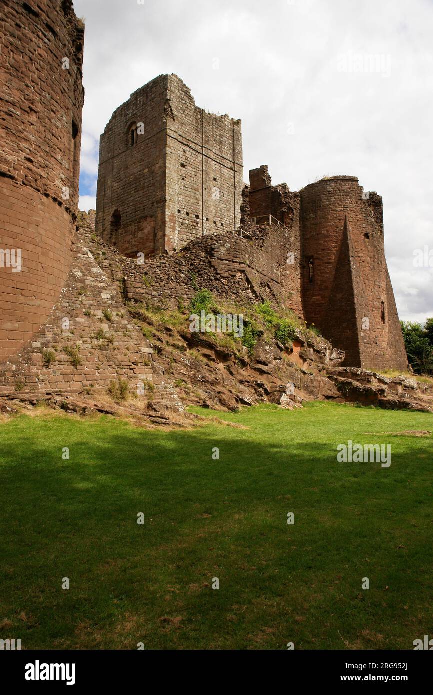 Vista del Castello di Goodrich, vicino a Ross on Wye, Herefordshire. L'edificio fu iniziato alla fine dell'XI secolo dal thegn (thane) Godric, con aggiunte successive. Sorge su una collina vicino al fiume Wye ed è aperto al pubblico. Foto Stock