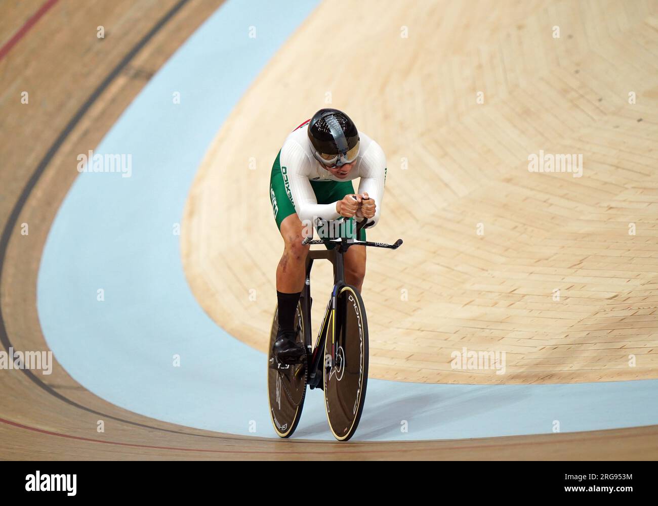 Il messicano Juan Ruiz Teran nella gara di qualificazione maschile Elite Tim Trial di 1km durante la sesta giornata dei Campionati del mondo di ciclismo UCI 2023 al Sir Chris Hoy Velodrome di Glasgow. Data foto: Martedì 8 agosto 2023. Foto Stock