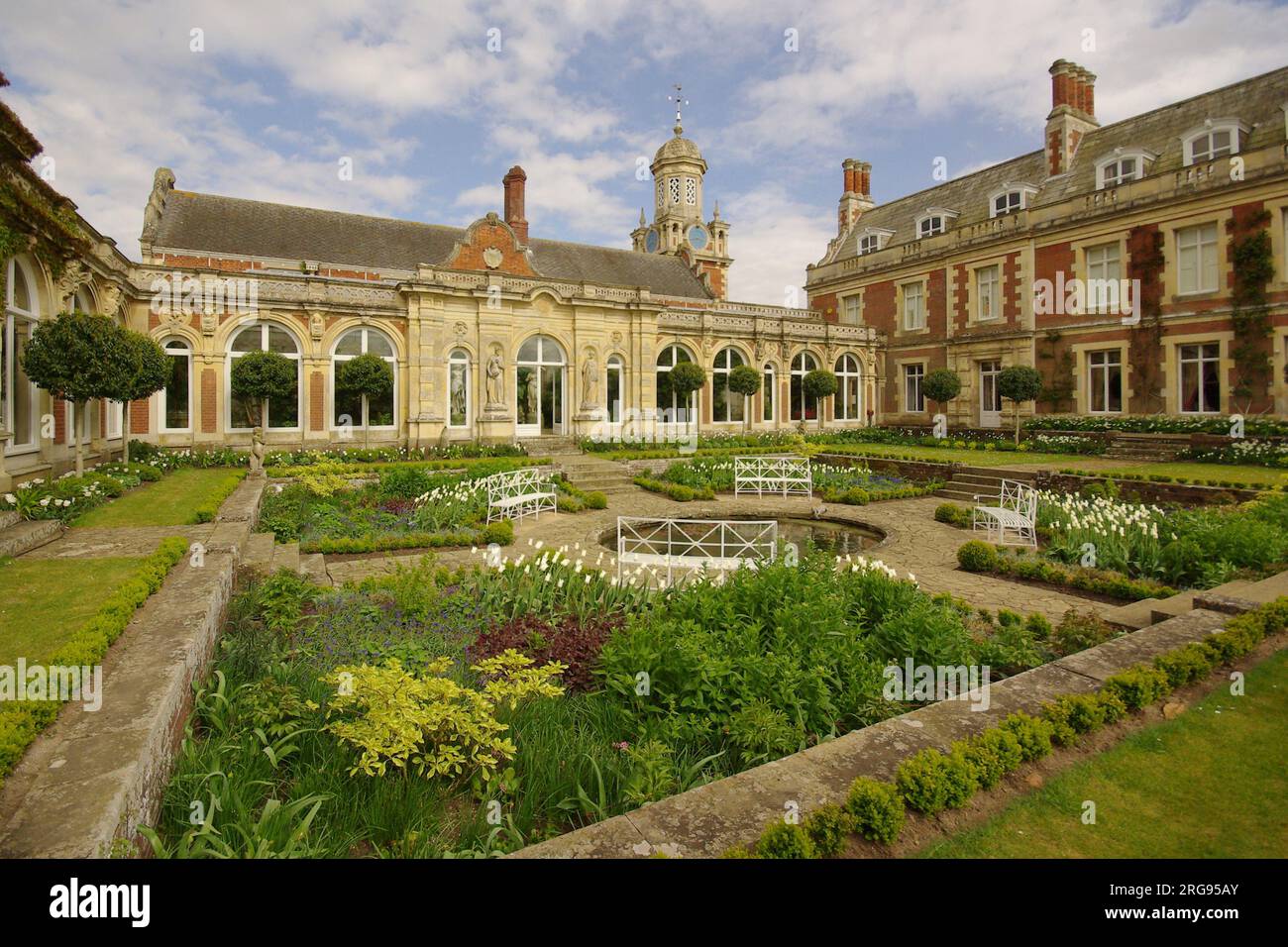 Casa e giardini di Somerleyton Hall, una casa di campagna classificata di grado II nel villaggio di Somerleyton vicino a Lowestoft, Suffolk. Foto Stock