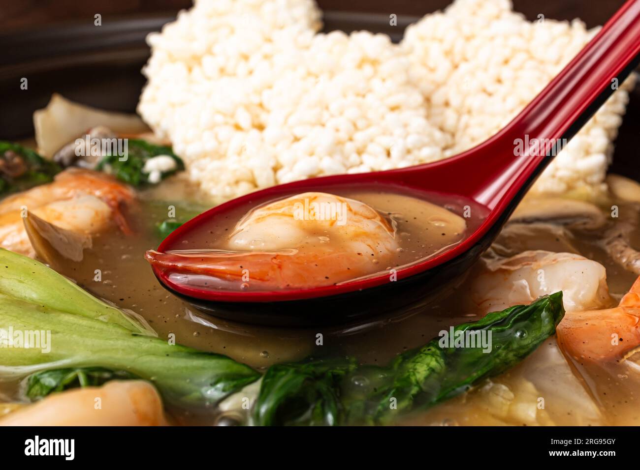 Zuppa di riso glutinosa fritta di pesce con frutti di mare e verdure e riso glutinoso fritto Foto Stock