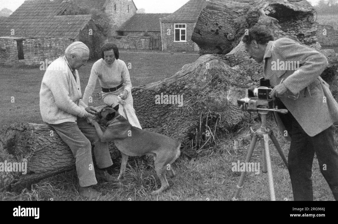 Foto di Sir Brian Horrocks (1895-1985), con cane pugile. Foto Stock