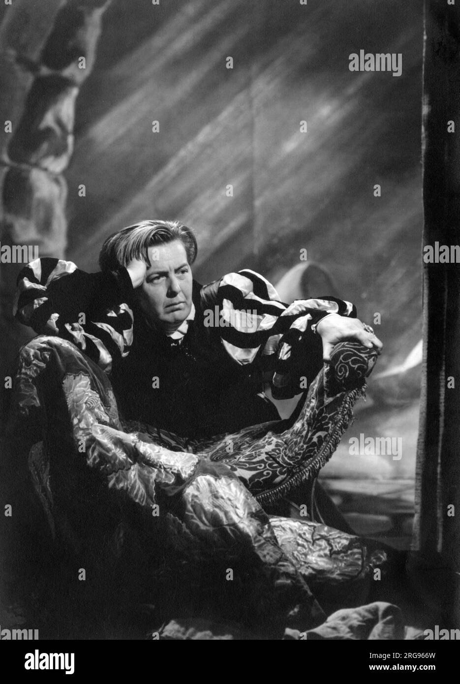 Attore in costume rinascimentale, possibilmente durante una prova di vestiaria. Foto Stock