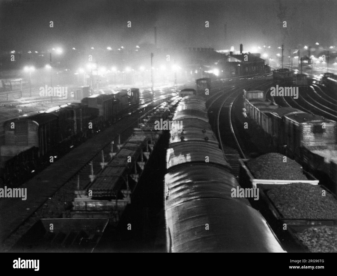 Vista suggestiva di una stazione ferroviaria di notte. Foto Stock