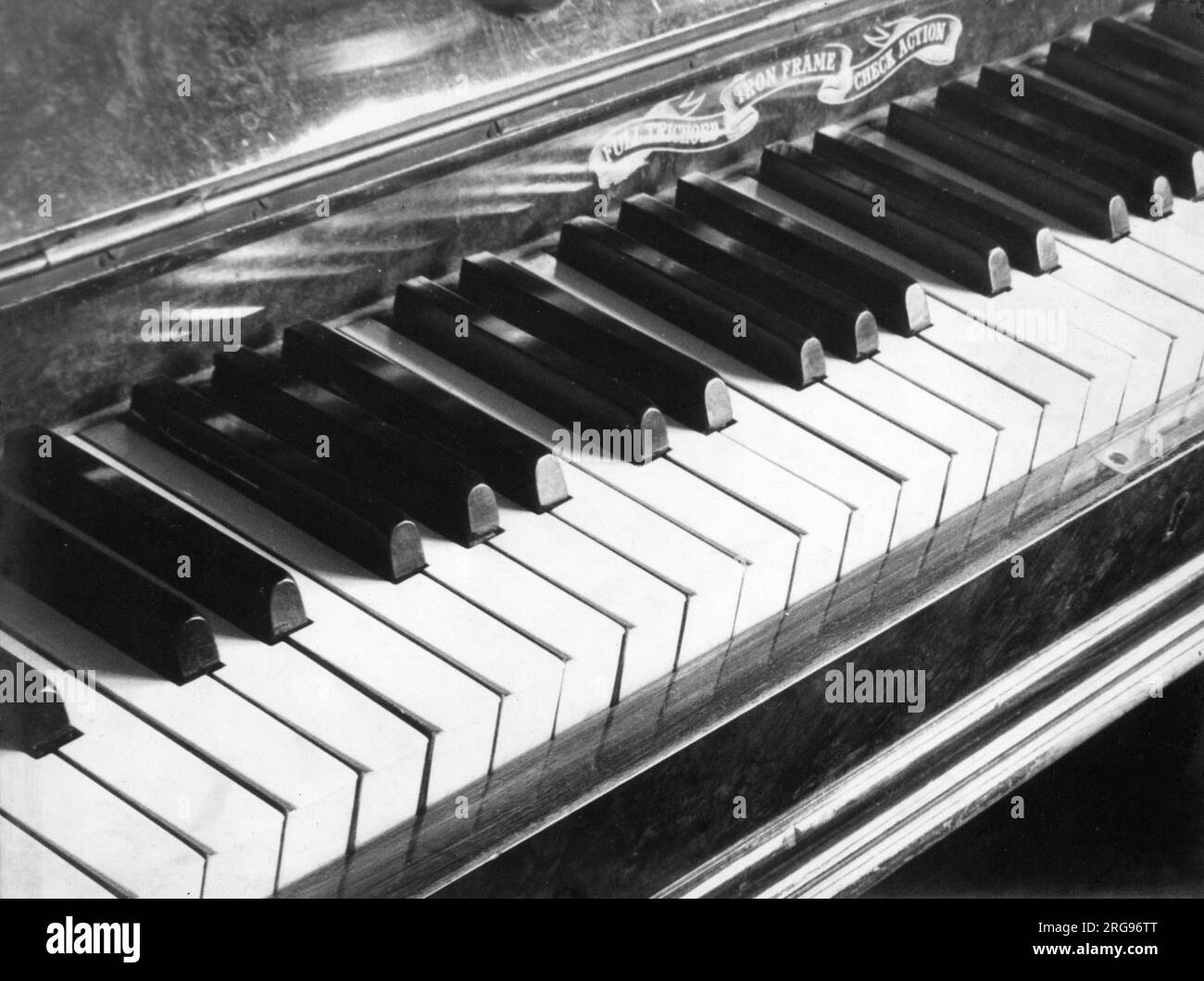 Primo piano di una tastiera piano -- trichord completo, telaio di ferro, controllo azione. Foto Stock