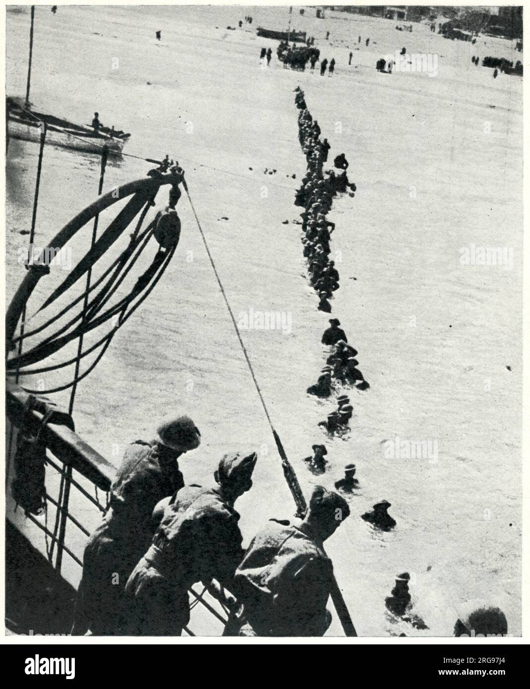 Le truppe britanniche evacuano da Dunkerque, con l'aiuto di ogni nave disponibile, comprese centinaia di piccole imbarcazioni presidiate da volontari civili. Foto Stock
