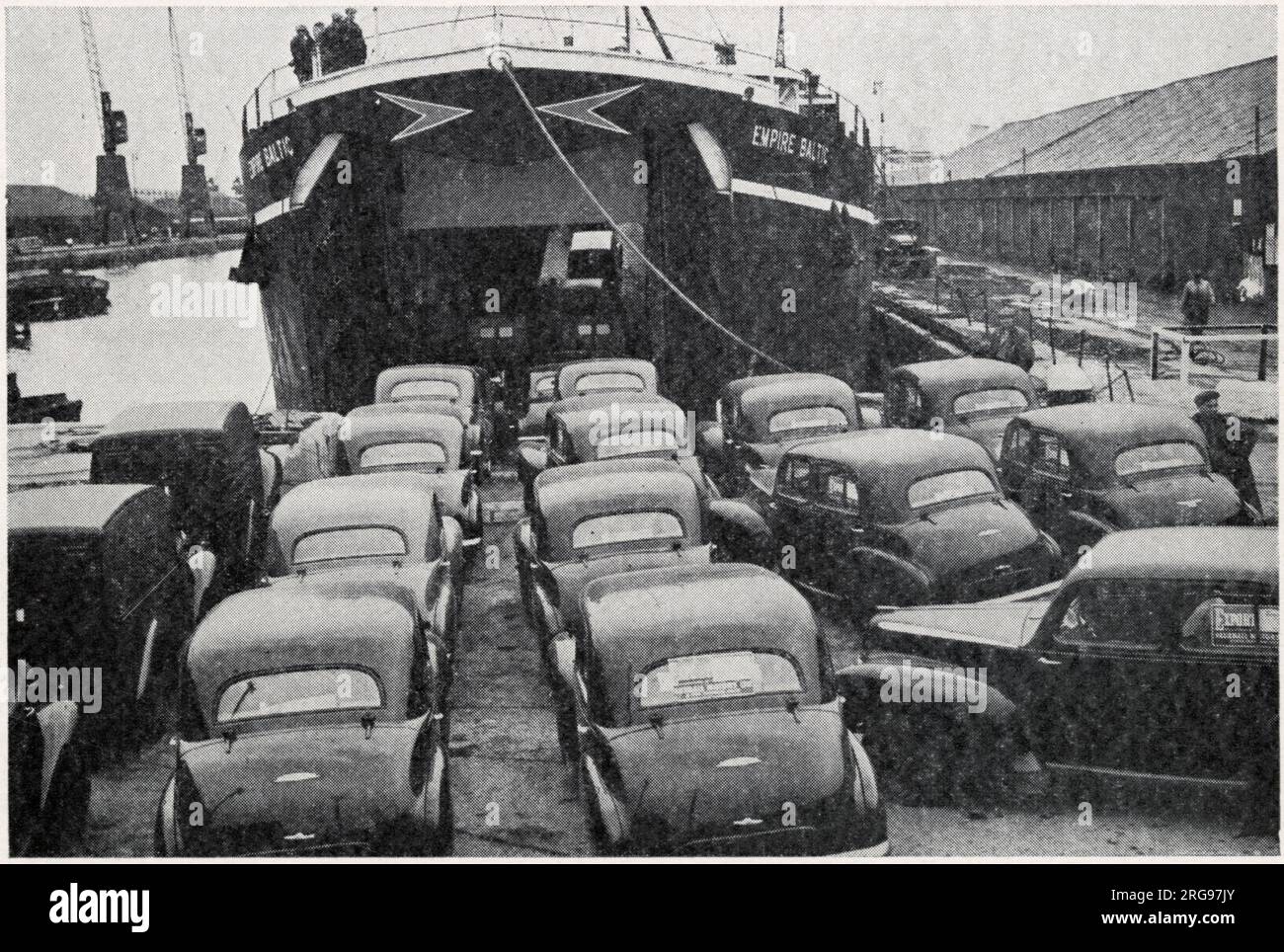 Il commercio di automobili per l'esportazione post-seconda guerra mondiale dal Regno Unito al continente europeo, utilizzando un'ex nave da sbarco con carri armati in tempo di guerra. Foto Stock