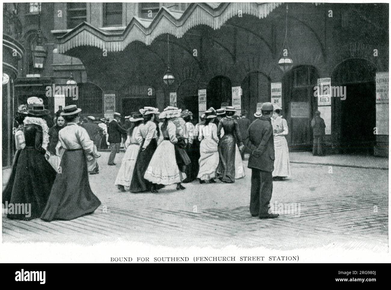 Passeggeri diretti a Southend, vestiti per un giorno sulla spiaggia alla stazione di Fenchurch Street, Londra. Foto Stock