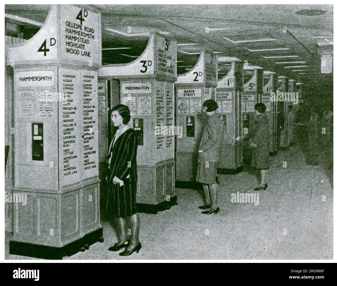 Sala prenotazioni della stazione della metropolitana di Londra, con biglietterie automatiche a prezzi diversi. Foto Stock