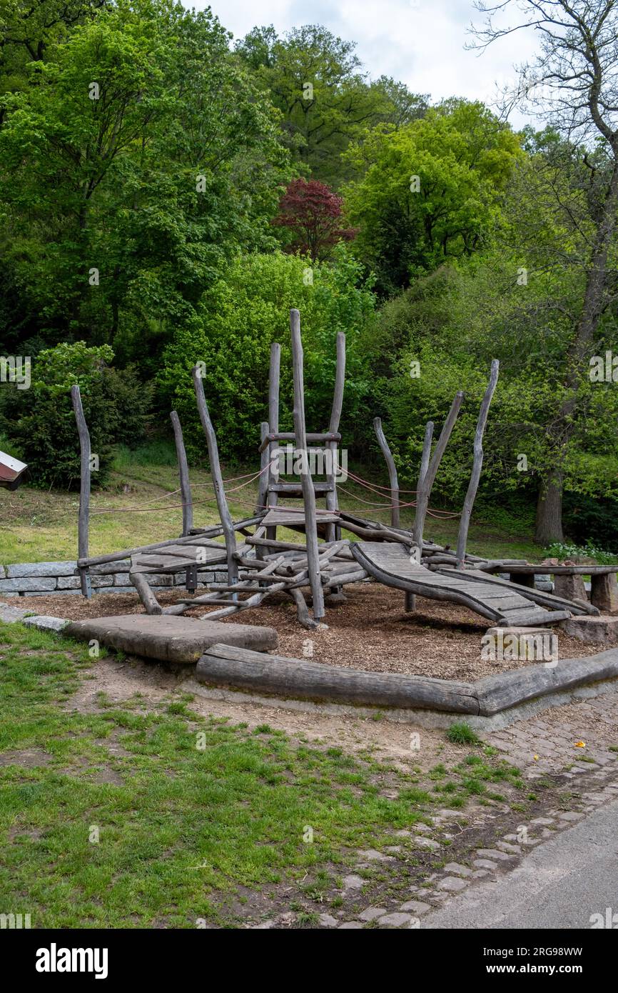 parco giochi in legno all'interno di un parco Foto Stock