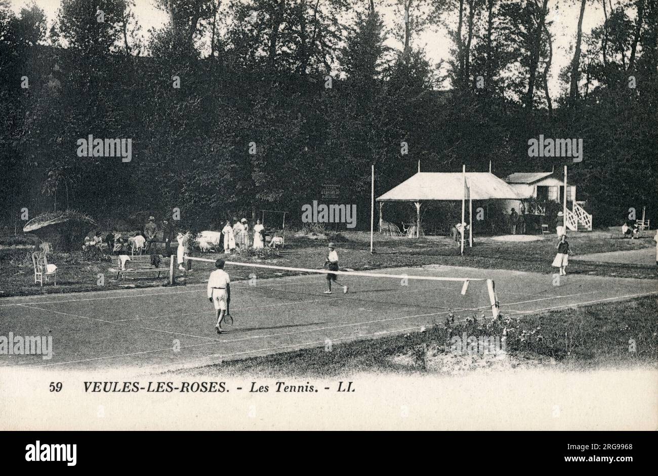 Veules-les-Roses, comune del dipartimento della Senna-Marittima nella regione della Normandia, nel nord della Francia, dove gioca a tennis. Foto Stock